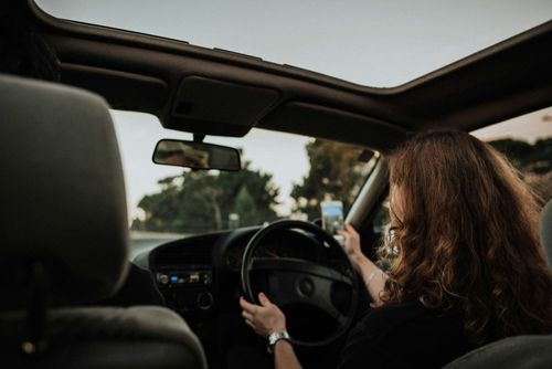 Jusqu’à 6 mois sans permis : ce qui change si vous utilisez votre téléphone au volant | So Busy Girls