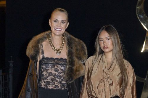 Joy Hallyday avec Laeticia à la Fashion Week : ce détail qui change tout dans son nouveau look | So Busy Girls