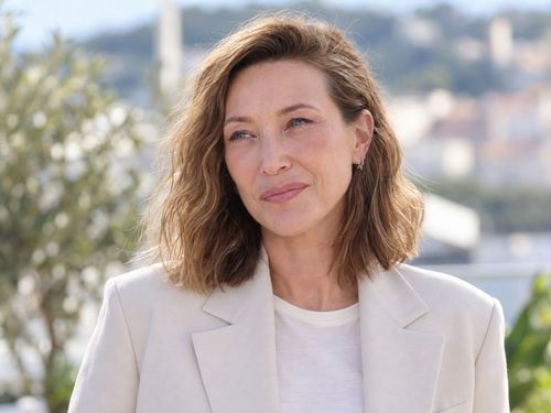 « Papa, je ne sais pas ce que tu aurais ressenti… » : Laura Smet en larmes, ce cadeau inattendu qui la replonge dans ses souvenirs avec Johnny Hallyday | So Busy Girls