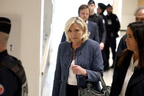 Marine Le Pen condamnée à un an sous bracelet électronique : pourquoi elle n’en porte toujours pas avant la présidentielle | So Busy Girls