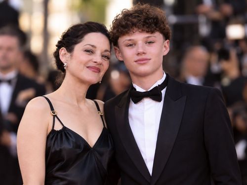 « C'est un cirque assez bizarre » : Marion Cotillard très déstabilisée par l’exposition soudaine de son fils Marcel, 15 ans, elle se confie sans filtre | So Busy Girls