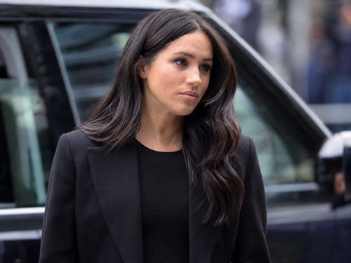 « Elle n'arrête pas de regarder Lilibet en pleurant » : Meghan Markle quitte l'Angleterre avec Harry et leurs enfants en plein scandale familial | So Busy Girls