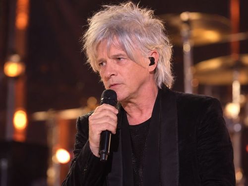 « On n’a pas vraiment le cœur à faire la fête » : Nicola Sirkis (Indochine) casse l’ambiance des NRJ Music Awards avec un discours très fort sur les lycéens | So Busy Girls