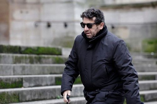Patrick Bruel : ce deuxième téléphone qu'il aurait gardé secret pour « connaître de manière plus intime » certaines femmes | So Busy Girls