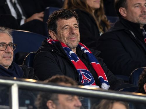 Patrick Bruel réapparaît au Parc des Princes après 4 mois de silence : pourquoi cette sortie publique ne passe pas inaperçue | So Busy Girls