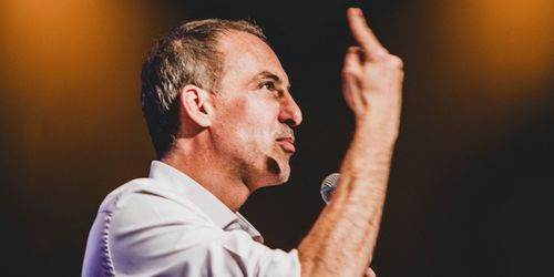 « On leur pisse dessus » : Raphaël Glucksmann filmé sans filtre, Mélenchon et Royal contre-attaquent | So Busy Girls