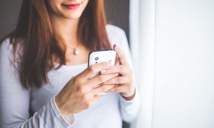 Pourquoi passer moins de temps sur son téléphone permet d'améliorer sa relation amoureuse ?
