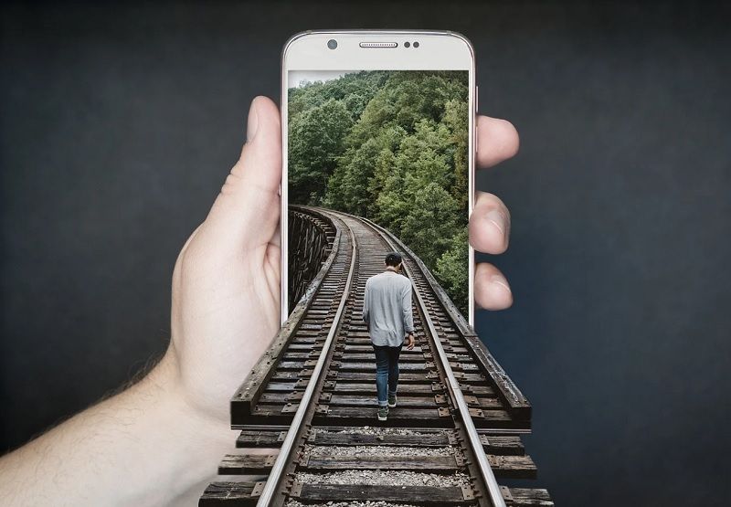 smartphone-homme-chemin-de-fer