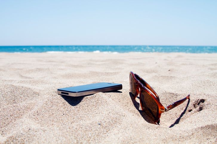 smartphone-plage-lunettes-soleil_1