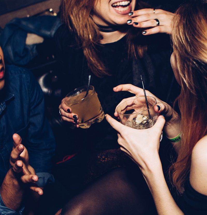 soiree-entre-copines-avec-un-verre