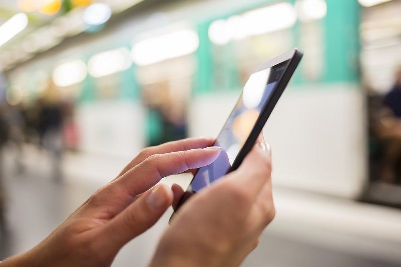 stresse-tout-le-temps-connecte-smartphone-sans-arret