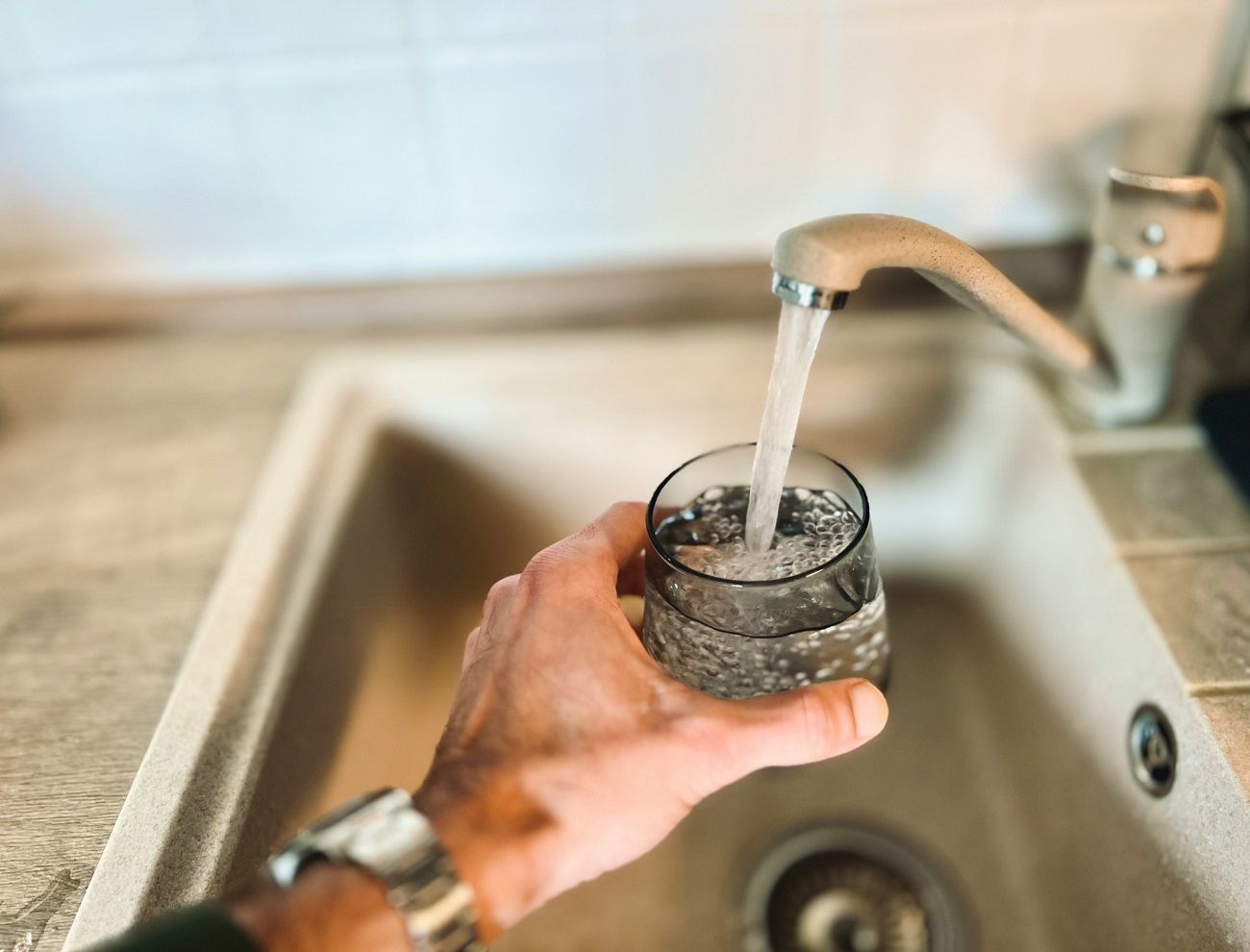 Eau du robinet : d&eacute;couvrez la carte interactive qui r&eacute;v&egrave;le les polluants pr&eacute;sents chez vous