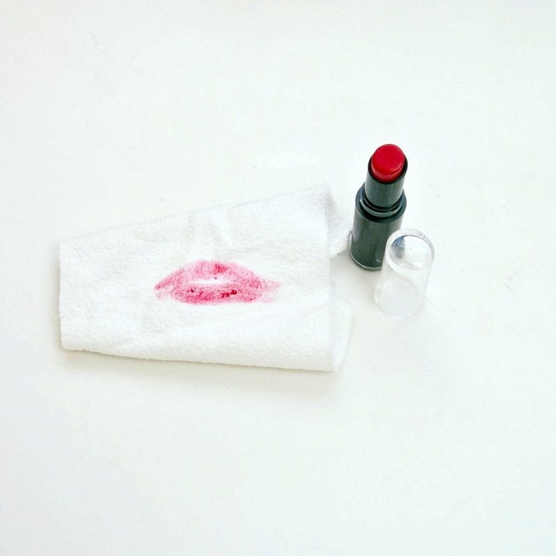 tache-de-rouge-a-levres-rouge-comment-la-faire-partir