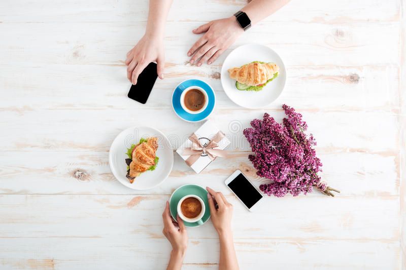 Pourquoi il ne faut surtout pas avoir son t&eacute;l&eacute;phone &agrave; table