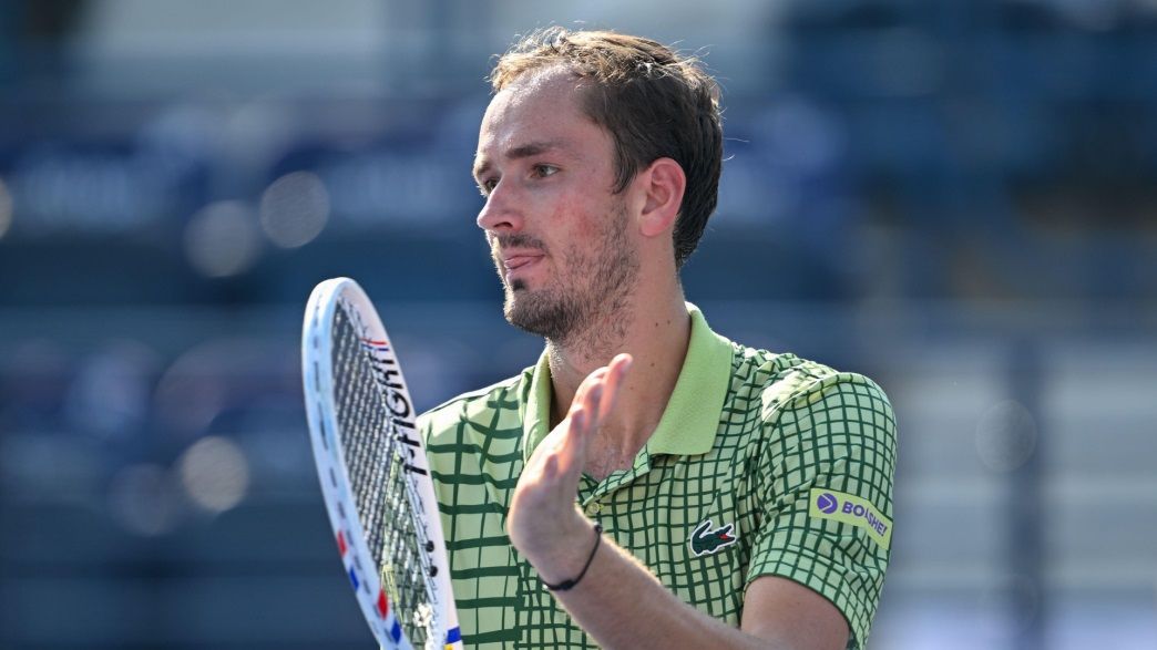 Frappes en Iran, espace aérien fermé : Daniil Medvedev bloqué à Dubaï après sa victoire, l’ombre plane sur Indian Wells