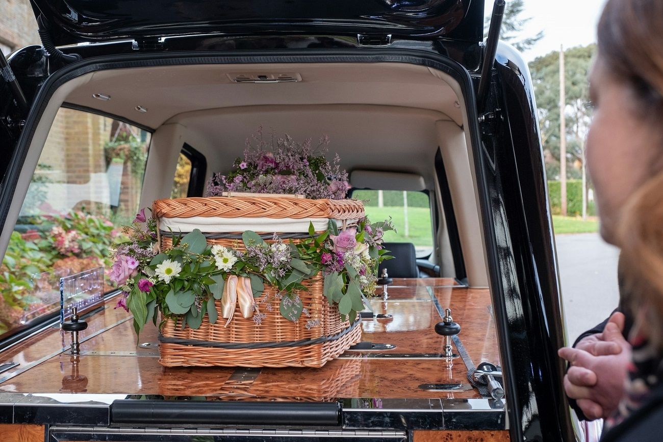Réveil dans un cercueil : une femme de 88 ans déclarée morte par erreur en République tchèque