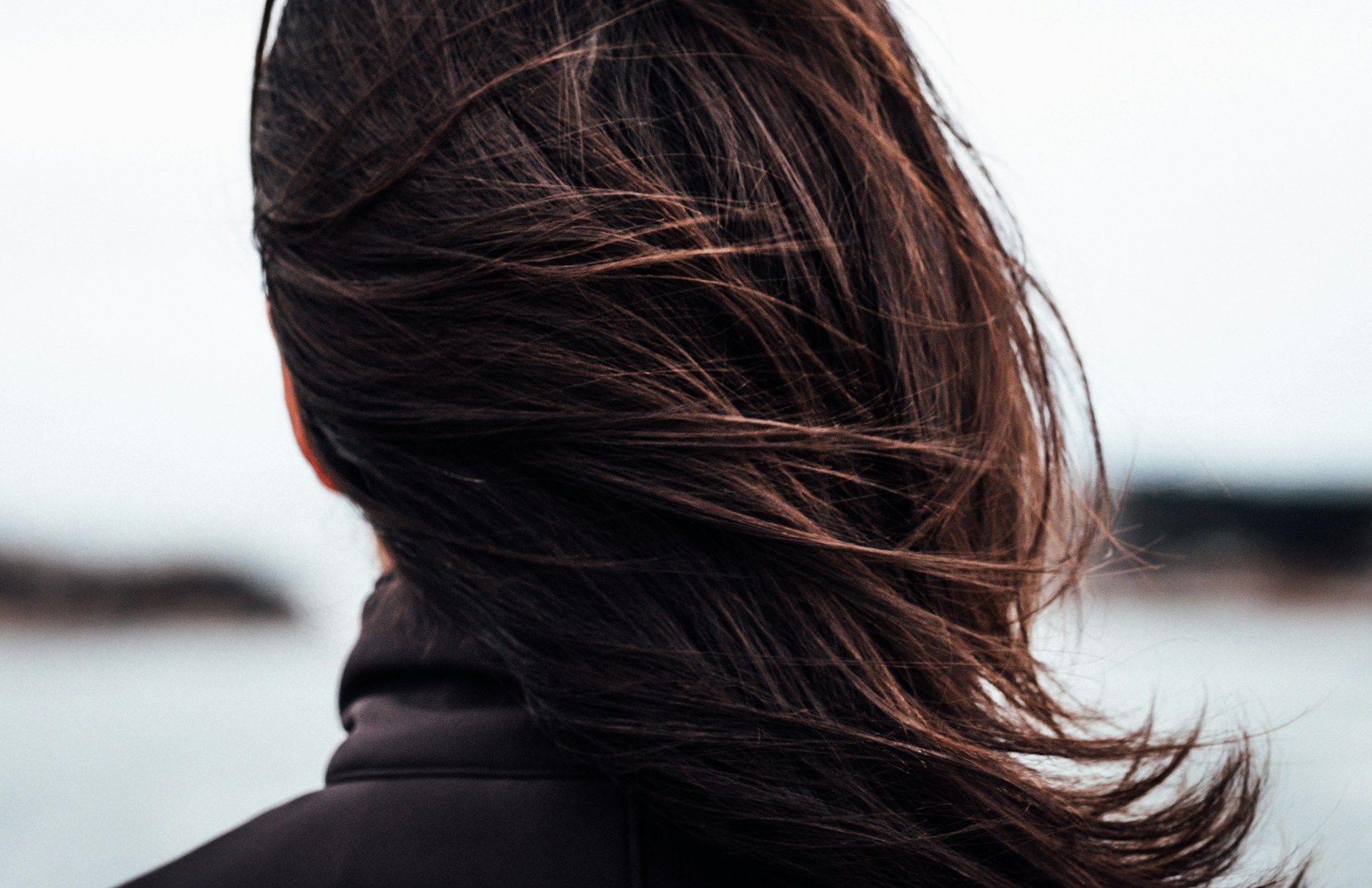 Eviter la chute de cheveux saisonni&egrave;re : les astuces naturelles