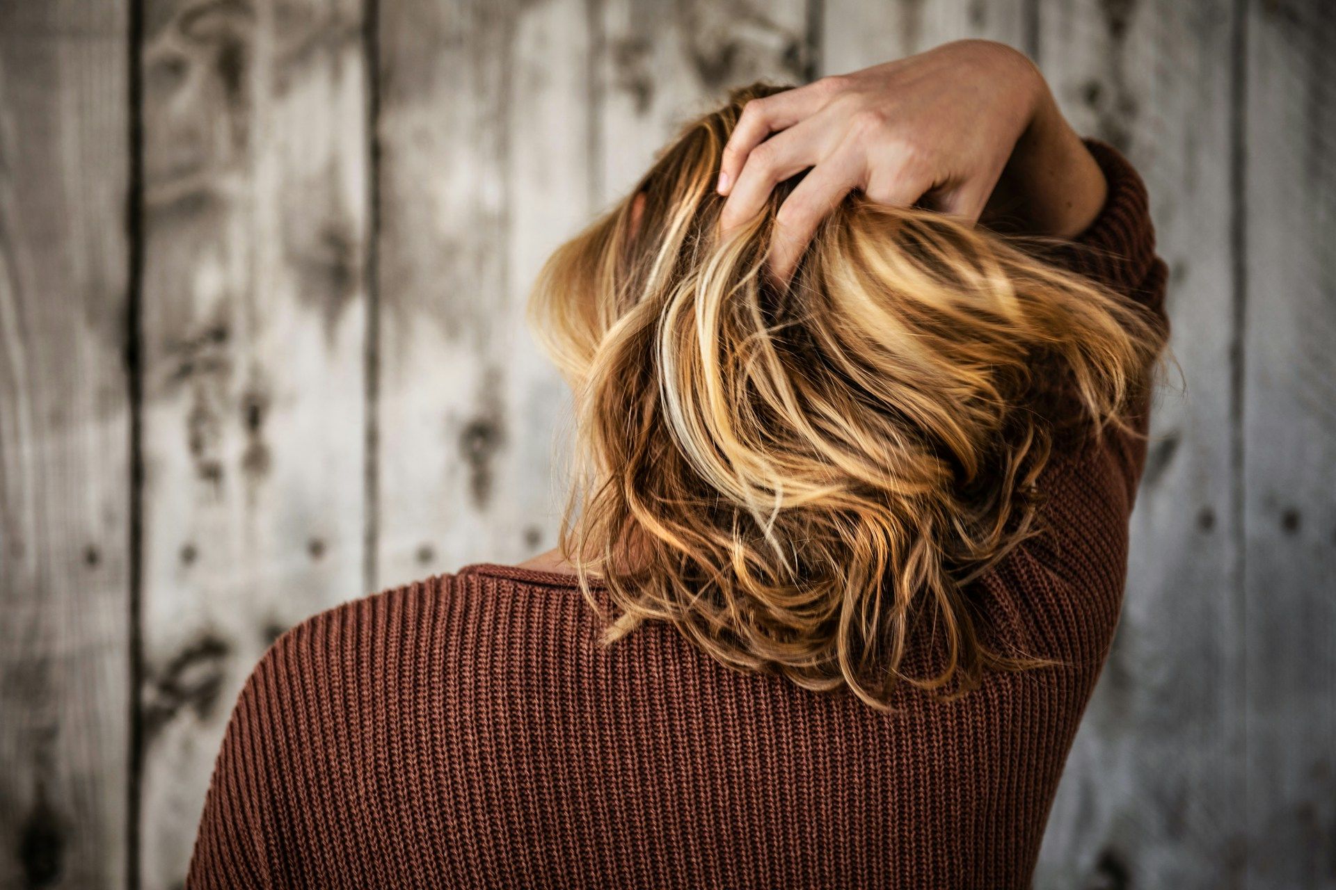 Pourquoi les femmes vivent plus mal cette chute de cheveux au printemps (et ce que ça révèle vraiment)