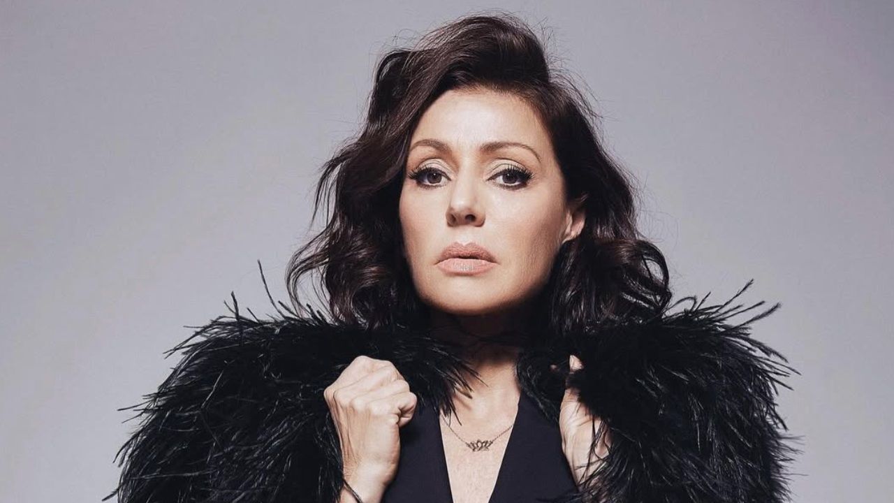 Pourquoi Tina Arena est tombée amoureuse de la France, au point d’y vivre depuis plus de 20 ans !