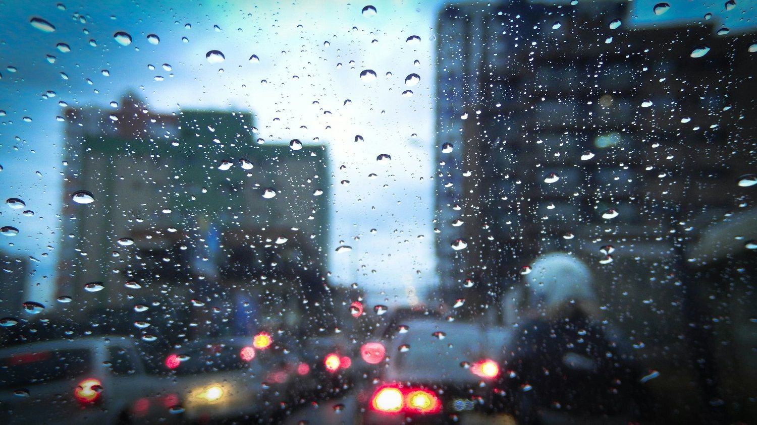 Rafales, pluie, mer agitée : la combinaison météo explosive du jour dans ce département