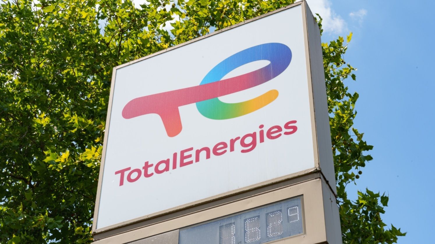 TotalEnergies dans le viseur : gauche, RN, gouvernement, le d&eacute;bat qui peut tout changer &agrave; la pompe