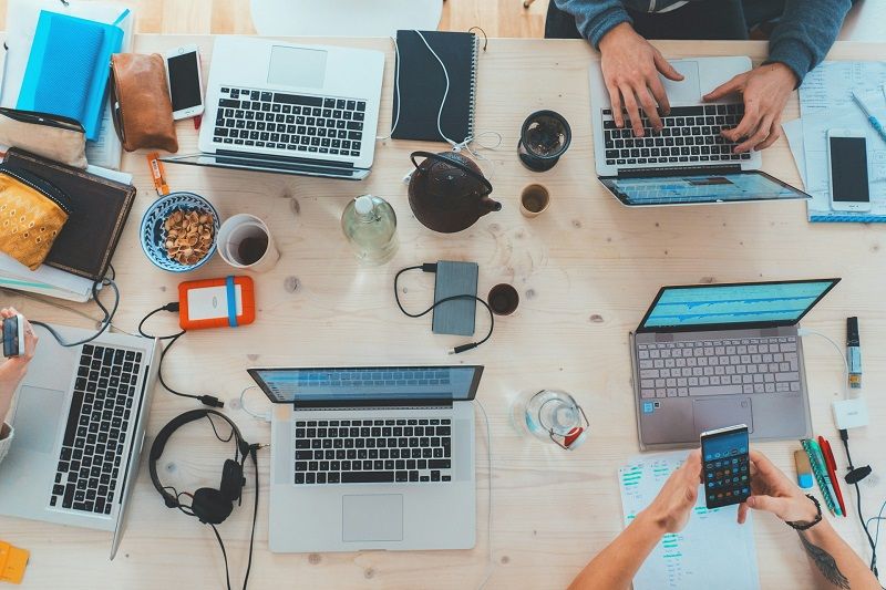 travail-ordinateur-portable-open-space