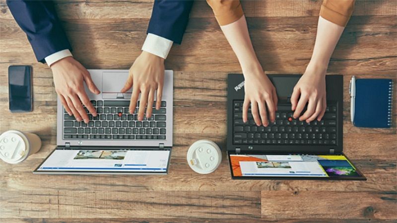travailler-ordinateur-collegues