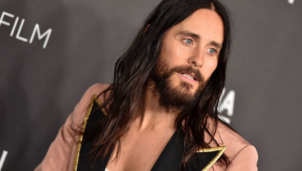 Vidéo : Jared Leto suspendu au-dessus de la foule pour promouvoir Tron Ares au sommet d'un building de Piccadilly Circus
