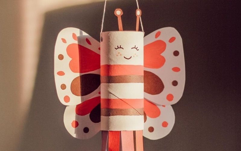 DIY : idée d'activité enfant facile pour créer un papillon avec du matériel de récup