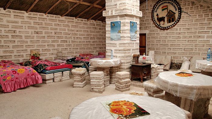 Un hôtel entièrement construit en sel au beau milieu du désert de sel d'Uyuni | So Busy Girls