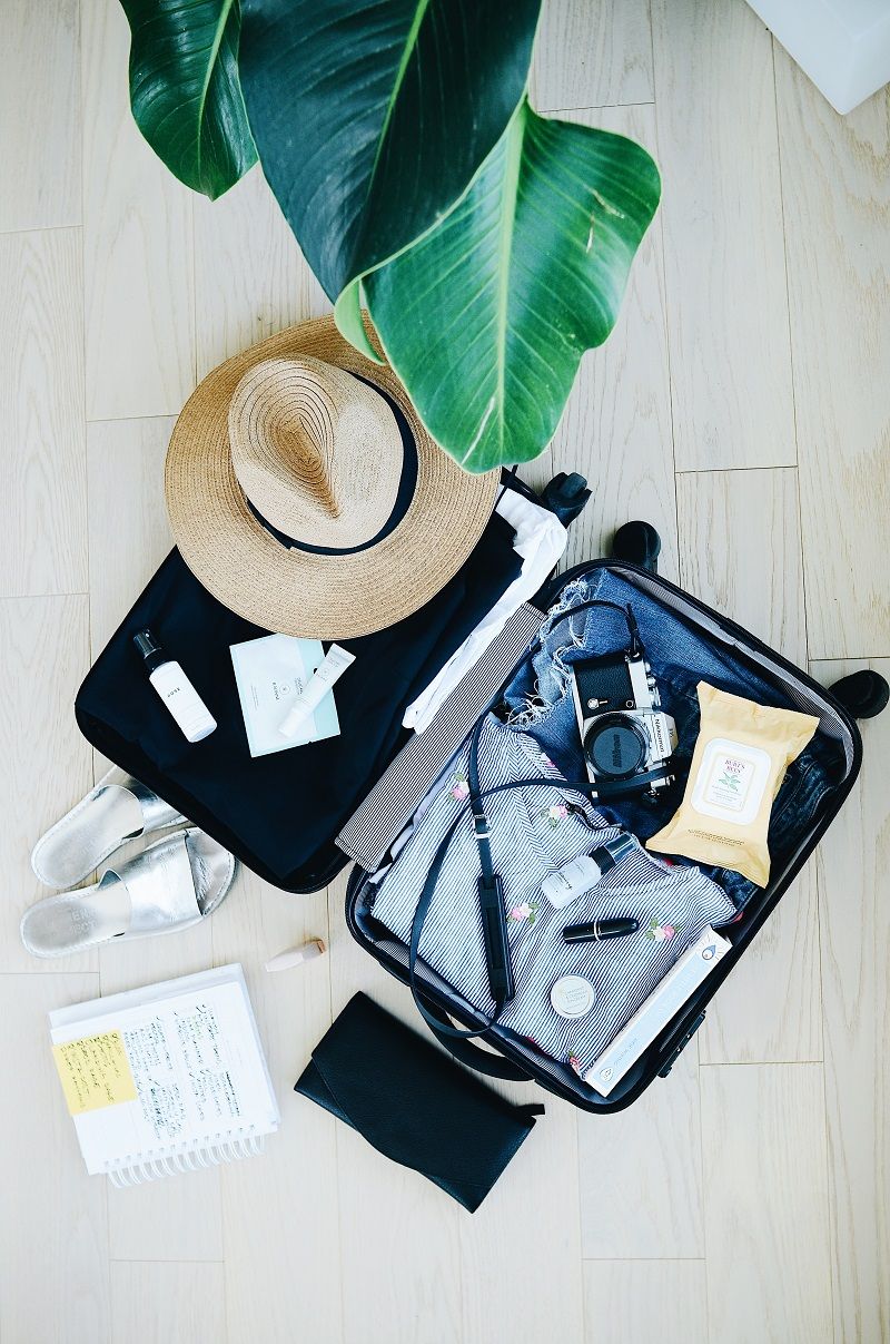 valise-ouverte-et-affaires-de-voyage