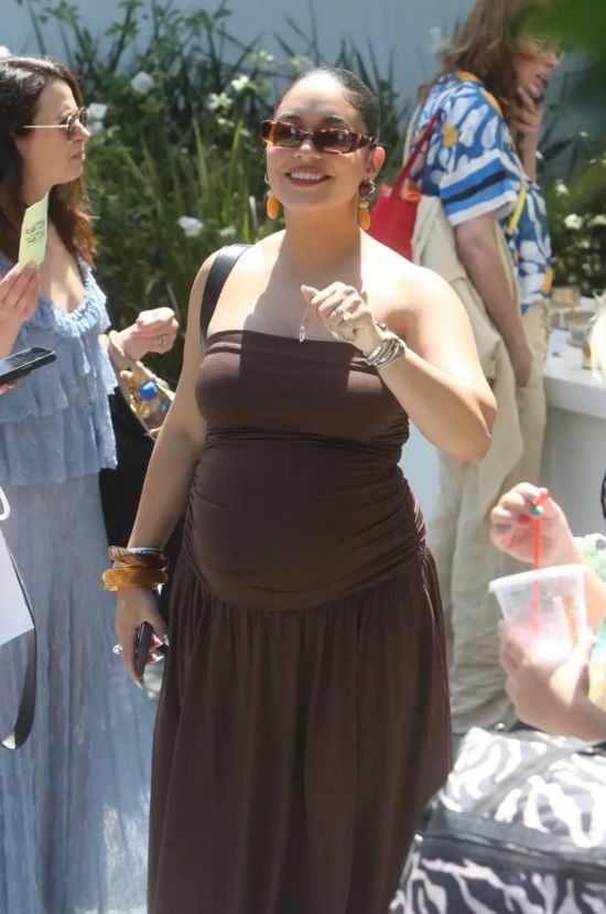 Vanessa Hudgens affiche son baby bump lors d&rsquo;une apparition tr&egrave;s remarqu&eacute;e