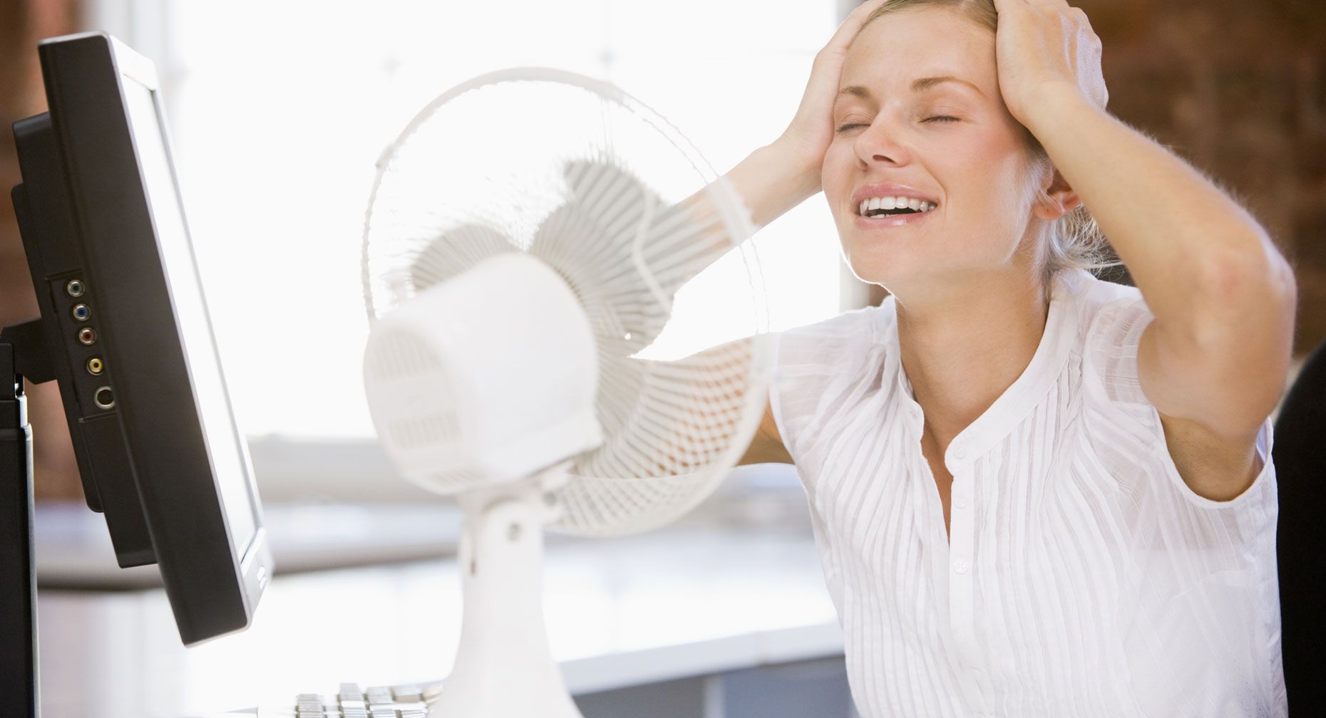 ventilateur-femme-bureau