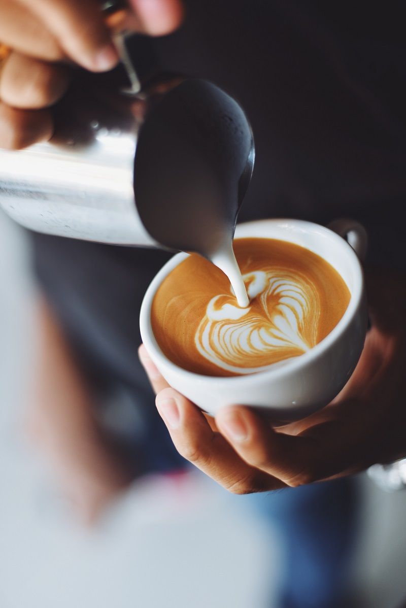 verser-lait-cafe