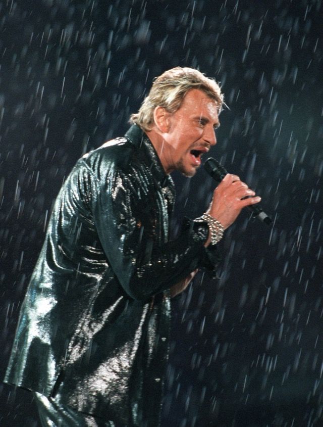 Laeticia Hallyday se s&eacute;pare de la l&eacute;gendaire veste de Johnny pour une noble cause