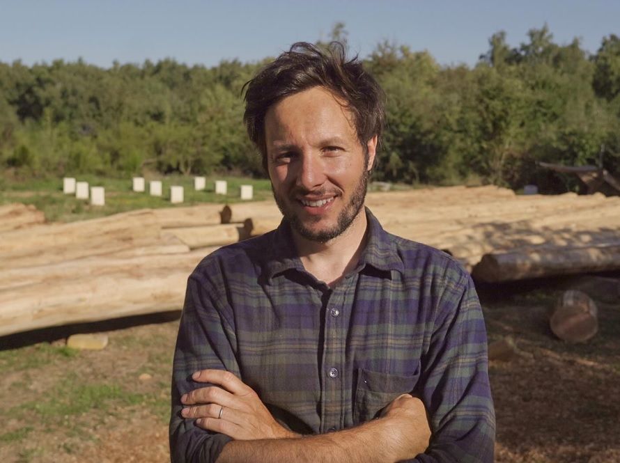 Vianney, le charpentier le plus suivi du monde, f&ecirc;te son million d&rsquo;abonn&eacute;s et d&eacute;voile sa cabane