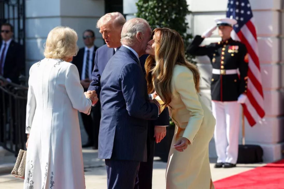 Charles III reçu par Donald Trump : ce geste inattendu à la Maison-Blanche qui enfreint le protocole royal