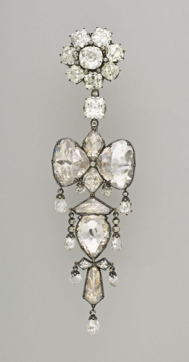 Vol au Louvre : voici la liste et les phootos des 8 bijoux royaux encore introuvables
