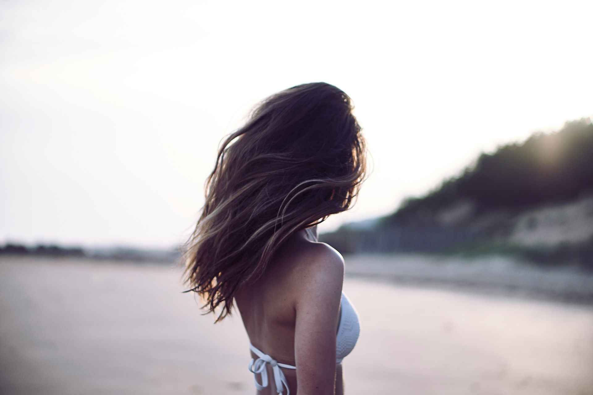 Comment avoir des cheveux de surfeuse ? Tendance wavy.