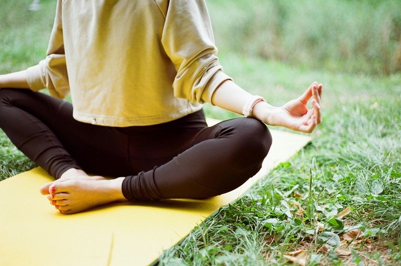 yoga-femme-en-tailleur